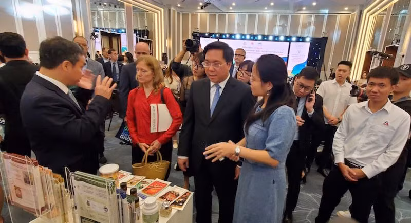 Thứ trưởng Kế hoạch và Đầu tư Trần Duy Đông và các đại biểu tham dự các gian hàng triển lãm tại Diễn đàn.