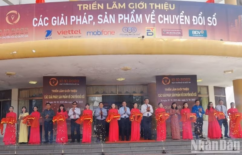 Lãnh đạo tỉnh Long An cùng các Sở, ngành cắt băng khai mạc triển lãm. (Ảnh:Thanh Phong)