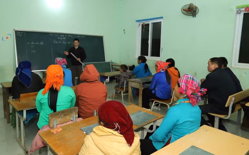 Lớp học xóa mù chữ được tổ chức tại các thôn vùng cao Hà Giang thu hút nhiều học viên tham gia. Lớp học xóa mù chữ được tổ chức tại các thôn vùng cao Hà Giang thu hút nhiều học viên tham gia.