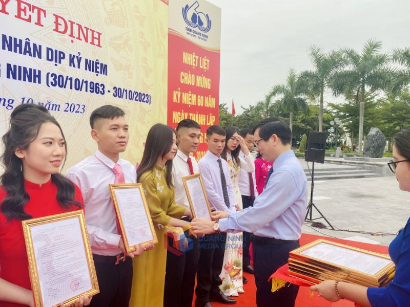 Đồng chí Vũ Quyết Tiến, Bí thư Thành ủy Hạ Long trao quyết định kết nạp đảng viên cho các quần chúng ưu tú.