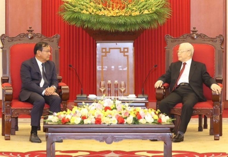 Tổng Bí thư Nguyễn Phú Trọng tiếp Ủy viên Ban Thường vụ, Trưởng Ban Đối ngoại Trung ương Đảng Nhân dân Campuchia Prak Sokhonn. (Ảnh: TTXVN)