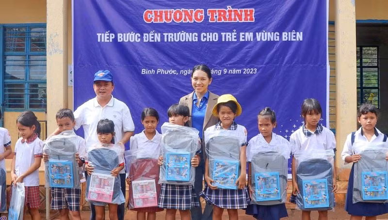Trao quà “Tiếp bước em đến trường” tại xã Đức Hạnh, huyện Bù Gia Mập.