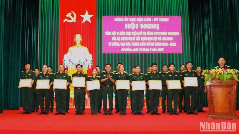Lãnh đạo Cục Hậu cần-Kỹ thuật khen thưởng các tập thể và cá nhân có thành tích xuất sắc trong thực hiện Chỉ thị 05. (Ảnh: ĐÌNH TĂNG)