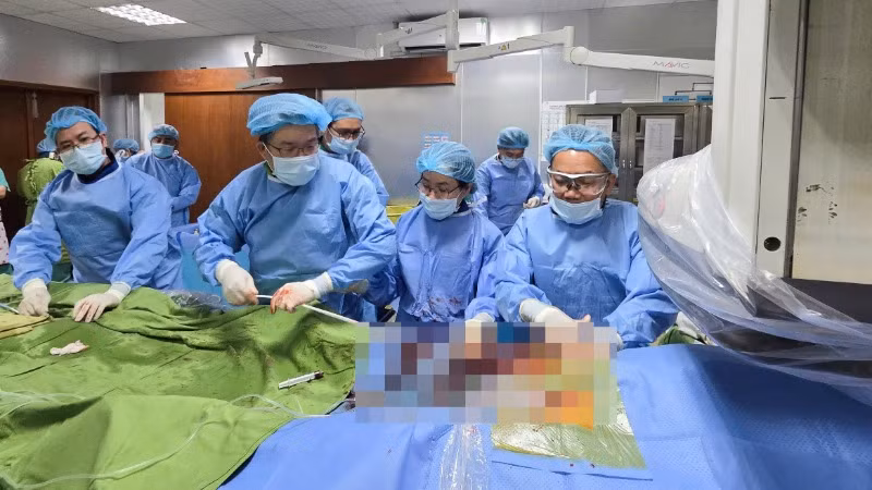 Các bác sĩ khoa Tim mạch-Lồng ngực, Bệnh viện Thống Nhất quyết định áp dụng phương pháp thay van động mạch chủ qua da.