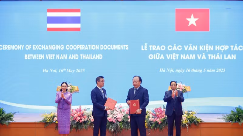 Thủ tướng Chính phủ Phạm Minh Chính và Thủ tướng Thái Lan Paetongtarn Shinawatra chứng kiến trao Chương trình hợp tác giữa Cục Quản lý và Phát triển thị trường trong nước, Vụ Phát triển thị trường nước ngoài - Bộ Công Thương Việt Nam với Tập đoàn Ceantral (Thái Lan) giai đoạn 2026-2028. (Ảnh: NHẬT BẮC/VGP)