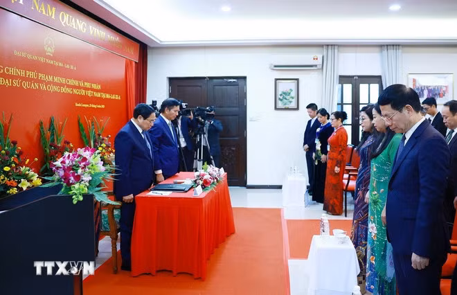 Thủ tướng Phạm Minh Chính và Phu nhân cùng cán bộ, nhân viên, Đại sứ quán, cộng đồng người Việt Nam tại Malaysia mặc niệm nguyên Chủ tịch nước Trần Đức Lương. (Ảnh: TTXVN)