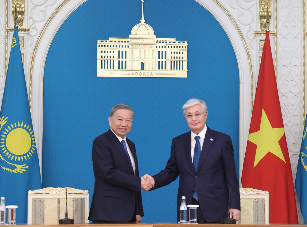 Tổng Bí thư Tô Lâm và Tổng thống Kassym-Jomart Tokayev thông qua Tuyên bố chung về thiết lập quan hệ Đối tác chiến lược Việt Nam-Kazakhstan. (Ảnh: TTXVN) Tổng Bí thư Tô Lâm và Tổng thống Kassym-Jomart Tokayev thông qua Tuyên bố chung về thiết lập quan hệ Đối tác chiến lược Việt Nam-Kazakhstan. (Ảnh: TTXVN)