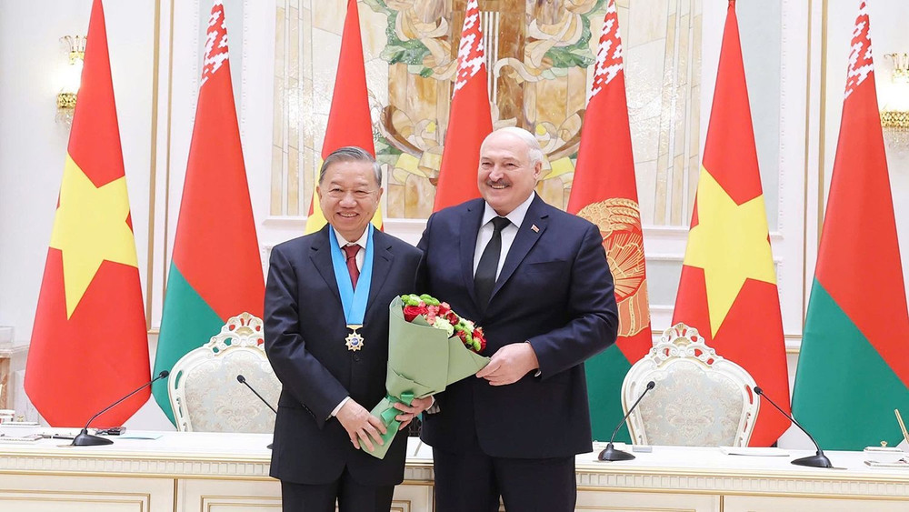 Tổng thống Belarus Aleksandr Lukashenko trao Huân chương Hữu nghị các dân tộc của Belarus tặng Tổng Bí thư Tô Lâm. (Ảnh: TTXVN) Tổng thống Belarus Aleksandr Lukashenko trao Huân chương Hữu nghị các dân tộc của Belarus tặng Tổng Bí thư Tô Lâm. (Ảnh: TTXVN)