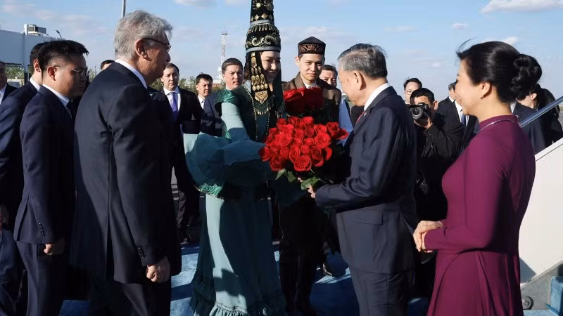 Lễ đón Tổng Bí thư Tô Lâm và Phu nhân tại Sân bay quốc tế Nursultan Nazarbayev, thủ đô Astana. (Ảnh: THỐNG NHẤT/TTXVN)