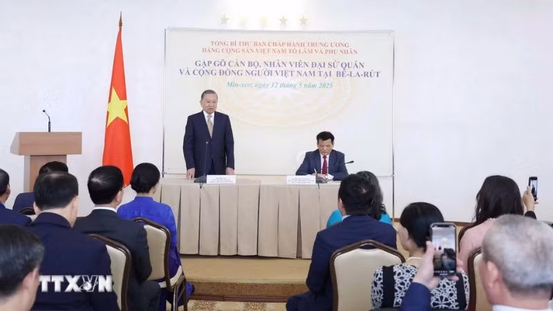 Tổng Bí thư Tô Lâm nói chuyện thân mật với cán bộ, nhân viên Đại sứ quán và đại diện cộng đồng người Việt tại Belarus. (Ảnh: TTXVN)