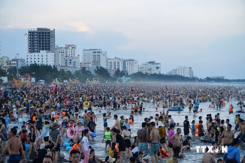 Các bãi biển ở Bắc Trung Bộ thường xuyên quá tải vào mùa hè, nhưng ít khách thời gian còn lại trong năm. Trong ảnh: Đông khách tắm biển tại Sầm Sơn, Thanh Hóa. (Ảnh: TTXVN)