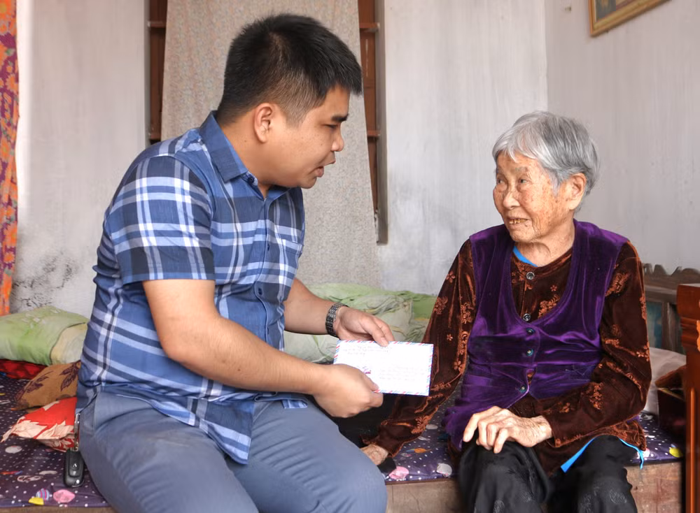 Đại diện Báo Lao động trao quà cho cụ Bùi Thị Mùi (93 tuổi), mẹ liệt sĩ Trần Văn Phòng (xã Minh Tân, huyện Kiến Xương, tỉnh Thái Bình).
