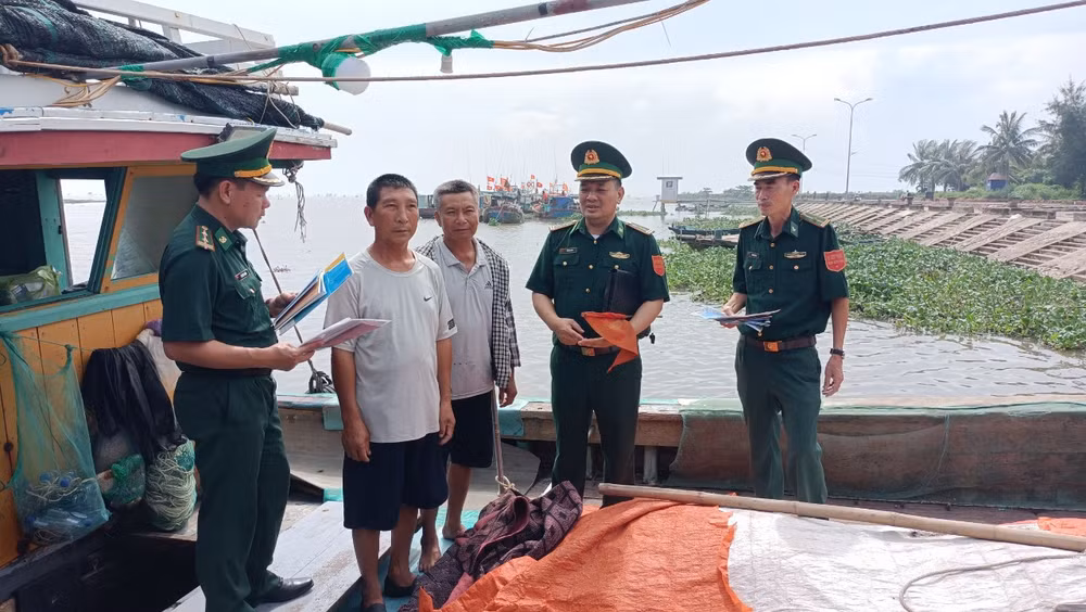 Lực lượng Bộ đội Biên phòng tỉnh Thái Bình tuyên truyền bảo vệ chủ quyền an ninh biên giới biển cho ngư dân.