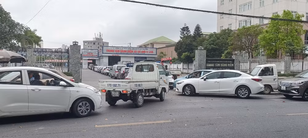 Hàng dài phương tiện nối đuôi nhau chờ đợi tại Trung tâm đăng kiểm xe cơ giới 17-01D Thái Bình.