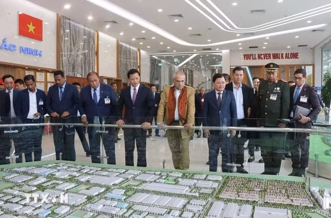Tổng thống Timor Leste Jose Ramos-Horta (áo sáng màu) cùng các đại biểu tham quan sa hình Khu công nghiệp VSIP Bắc Ninh. (Ảnh: TTXVN)
