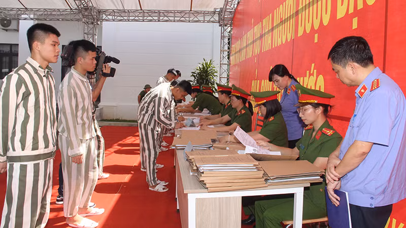 Cơ quan chức năng giám sát, hoàn tất thủ tục liên quan đối với phạm nhân được đặc xá.