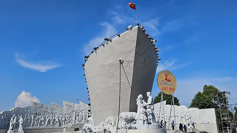 Khu lưu niệm đồng bào, cán bộ, chiến sĩ, học sinh miền nam tập kết ra bắc tại phường Quảng Tiến, thành phố Sầm Sơn, tỉnh Thanh Hóa.