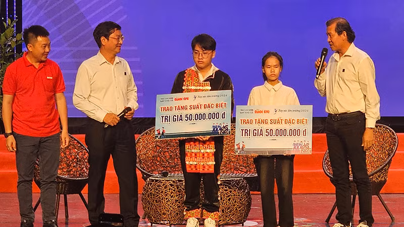 Nhà tài trợ trao học bổng đặc biệt cho 2 tân sinh viên.