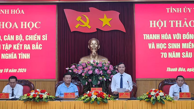 Đoàn chủ tọa điều hành hội thảo.