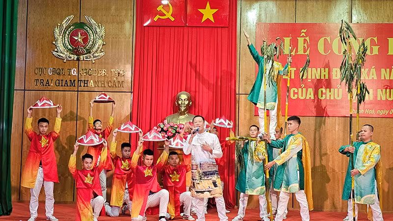 Một tiết mục văn nghệ mừng ngày đặc xá.