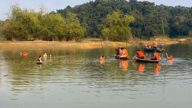 Các lực lượng tìm kiếm nạn nhân đuối nước trên hồ sông Mực.