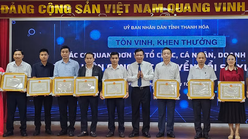 Lãnh đạo Sở thông tin và Truyền thông trao Bằng khen cho các cá nhân xuất sắc trong chuyển đổi số.