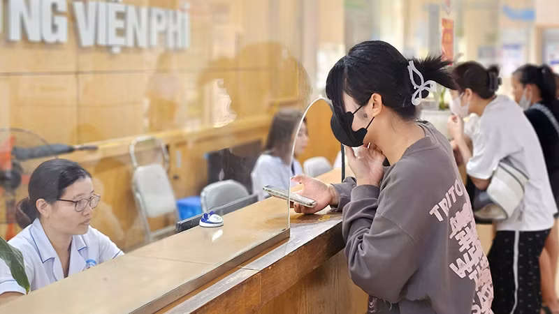 Người dân làm thủ tục, thanh toán chi phí khám chữa bệnh tại cơ sở y tế công lập.