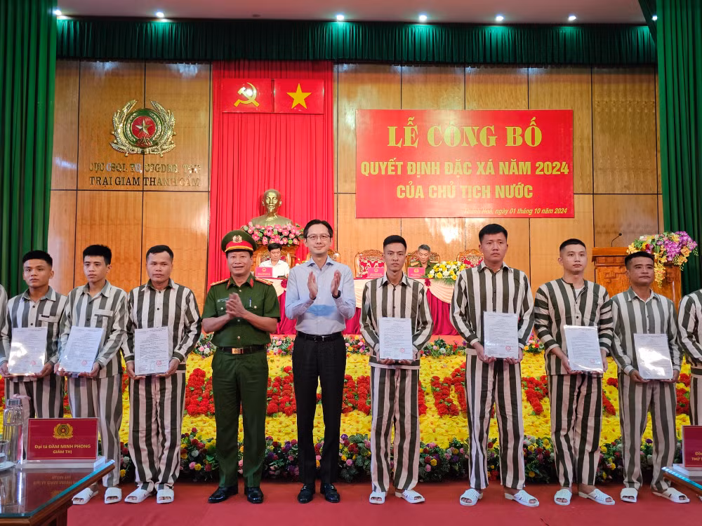 Ủy viên Hội đồng đặc xá Trung ương trao Giấy chứng nhận đặc xá cho các cá nhân.