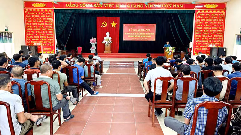 Cơ sở đào tạo phối hợp mở lớp bồi dưỡng chuyển hạng cho thuyền trưởng, máy trưởng ở phường Hải Hòa, thị xã Nghi Sơn.