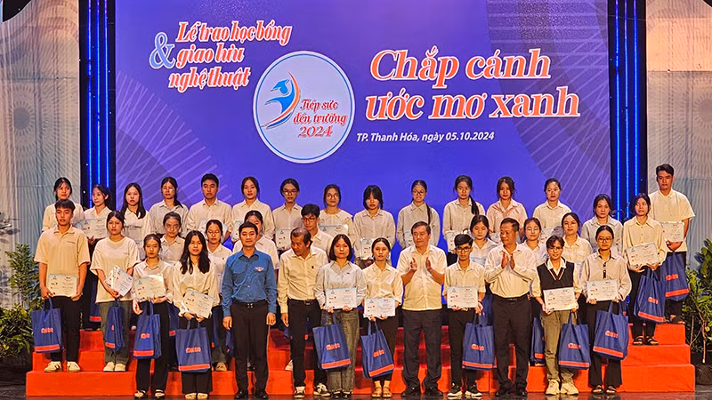 Lãnh đạo Ban Tuyên giáo Tỉnh ủy Thanh Hóa cùng đại biểu trao học bổng cho sinh viên.
