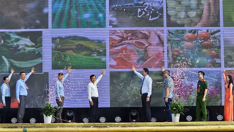 Các đại biểu khai trương giới thiệu nông sản, thực phẩm an toàn.