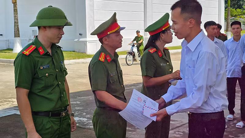 Người được hưởng đặc xá chia tay các giám thị Trại giam Thanh Cẩm.