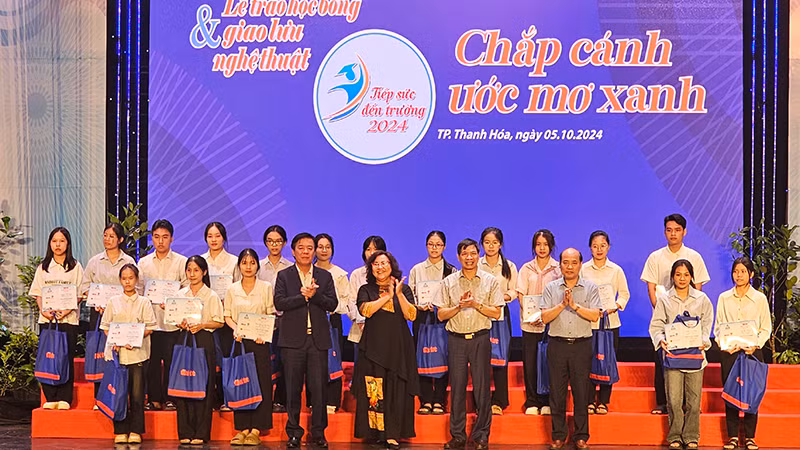 Các đơn vị đồng tổ chức trao học bổng cho sinh viên.