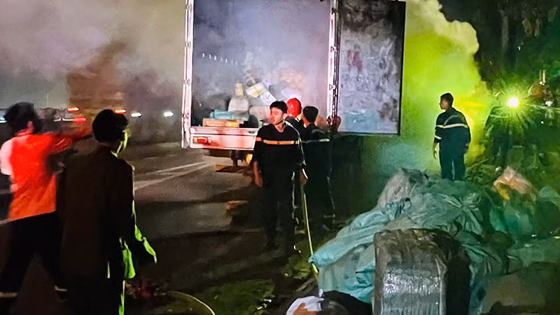 Lực lượng chức năng chữa cháy và cứu hộ hàng hóa.