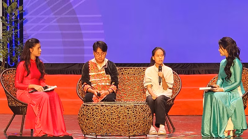 Sinh viên giao lưu tại diễn đàn.