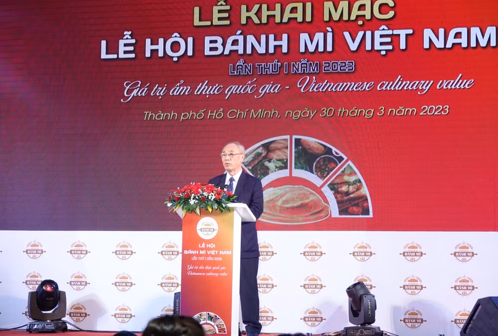 Ông Vũ Thế Bình, Chủ tịch Hiệp hội Du lịch Việt Nam, phát biểu tại buổi lễ khai mạc.