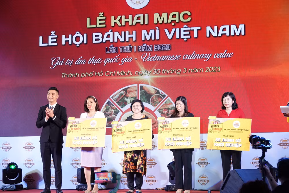 Trao “Xe bánh mì khởi nghiệp” cho các đơn vị.