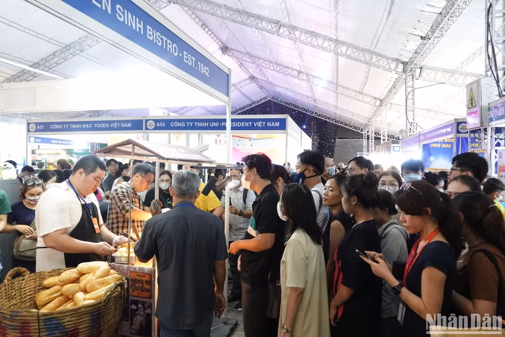 Khách tham quan lễ hội xếp hàng chờ mua bánh mì tại lễ hội.