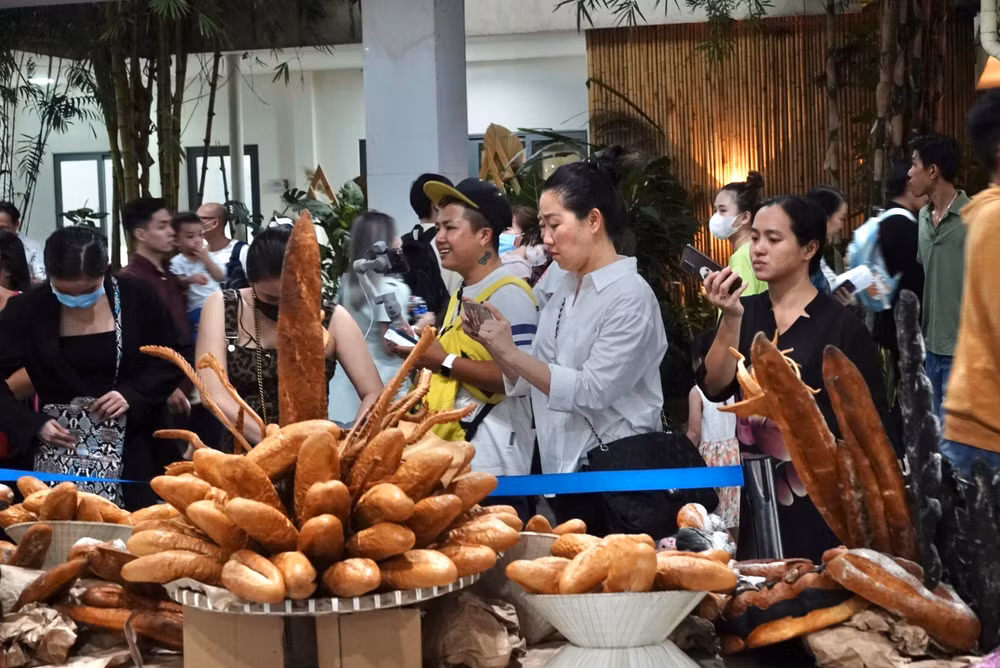 Khách tham quan tại gian triển lãm các loại bánh mì.