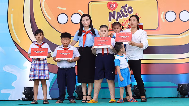 Đồng chí Nguyễn Phạm Duy Trang (thứ 3 từ trái sang) trao kinh phí tặng thiếu nhi, đại diện gia đình thiếu nhi mồ côi do đại dịch Covid-19. 