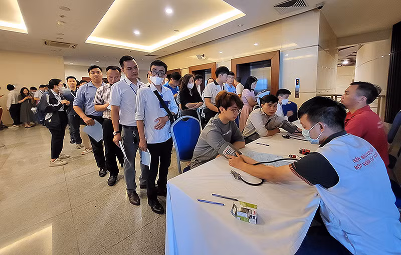 Hàng dài tình nguyện viên xếp hàng từ sáng sớm để tham gia hiến máu.