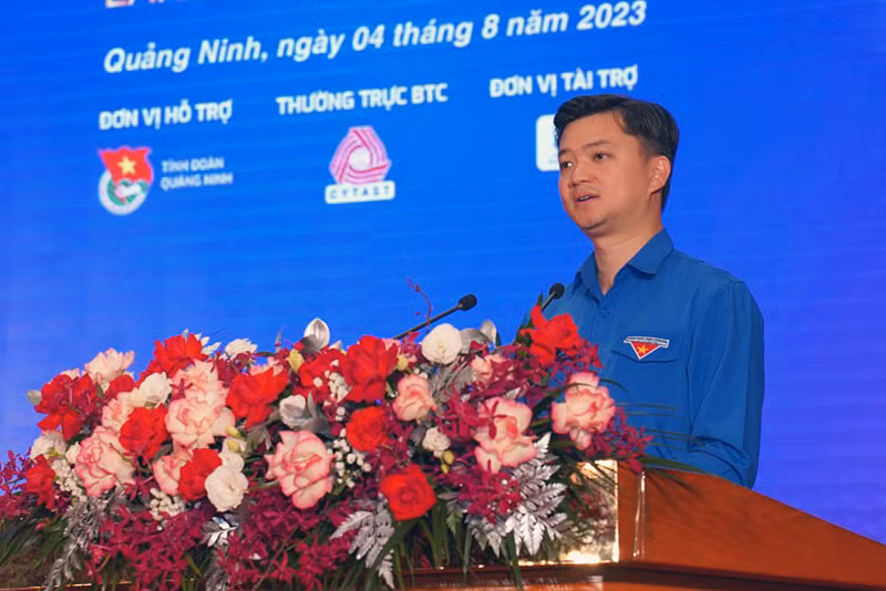 Đồng chí Nguyễn Minh Triết phát biểu ý kiến đánh giá công tác tổ chức Hội thi năm nay.