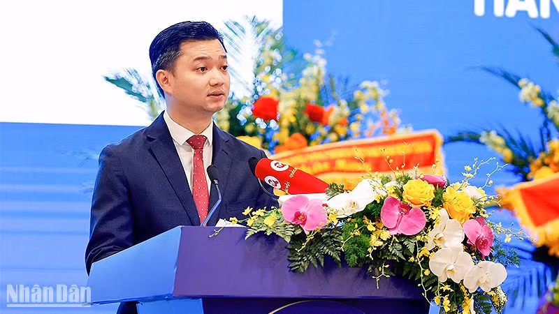 Bí thư Trung ương Đoàn Thanh niên Cộng sản Hồ Chí Minh Nguyễn Minh Triết báo cáo kết quả Tọa đàm "Tăng cường năng lực số cho thanh niên".