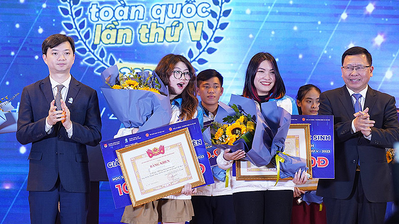 Bí thư Trung ương Đoàn, Chủ tịch Hội Sinh viên Việt Nam Nguyễn Minh Triết (thứ nhất từ trái sang) và đại diện các đơn vị đồng tổ chức Hội thi trao giải Nhất tặng 2 thí sinh Lê Ngọc Phương Anh và Cao Thùy Trang.