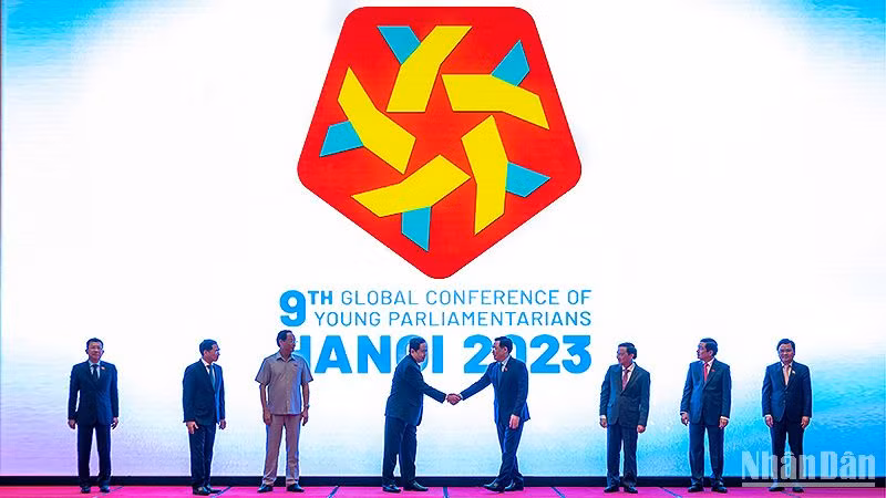 Chủ tịch Quốc hội Vương Đình Huệ và các đại biểu thực hiện nghi thức nhấn nút công bố logo, bộ nhận diện, trang web Hội nghị Nghị sĩ trẻ toàn cầu lần thứ 9. (Ảnh: Duy Linh)