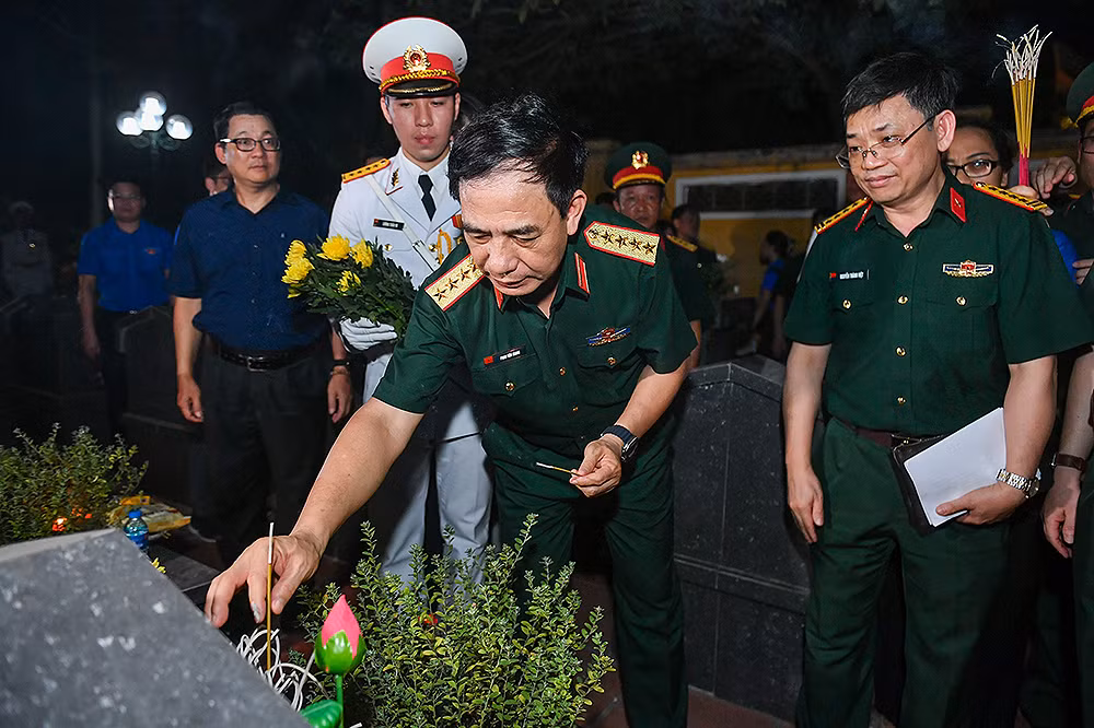 Đại tướng Phan Văn Giang, đại diện các bộ, ngành thắp nến tri ân, tưởng nhớ các Anh hùng liệt sĩ, người có công với cách mạng trong khuôn khổ buổi lễ. (Ảnh: THÀNH ĐẠT)