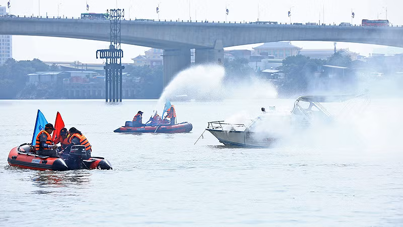 Các tình nguyện viên tập huấn tình huống giả định trên sông Hồng.