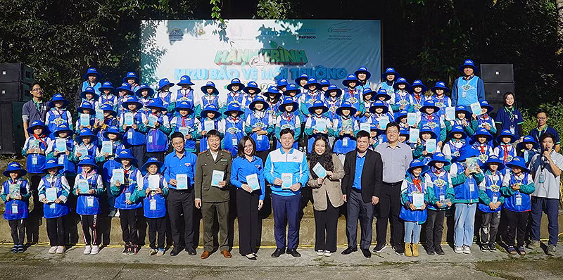 Các thành viên Ban tổ chức và một số thành viên Hành trình chụp ảnh lưu niệm trước chuyến đi lý thú.