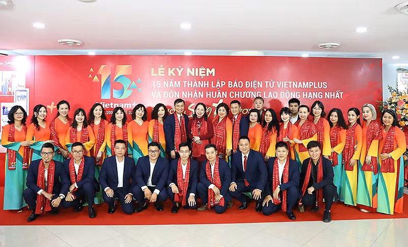 Phó Chủ tịch nước Võ Thị Ánh Xuân chụp ảnh lưu niệm với cán bộ, phóng viên, biên tập viên Báo Điện tử VietnamPlus.