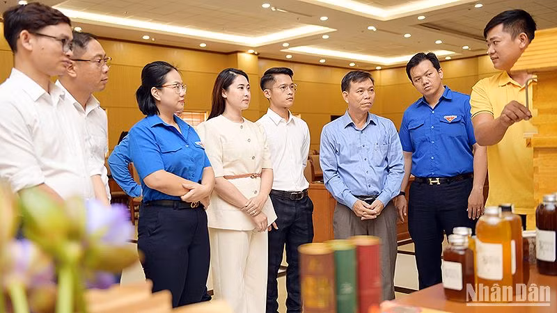 Thanh niên chủ các dự án khởi nghiệp tại Cuộc thi thuyết trình, giới thiệu ý tưởng, sản phẩm trước Ban giám khảo, Ban tổ chức. 